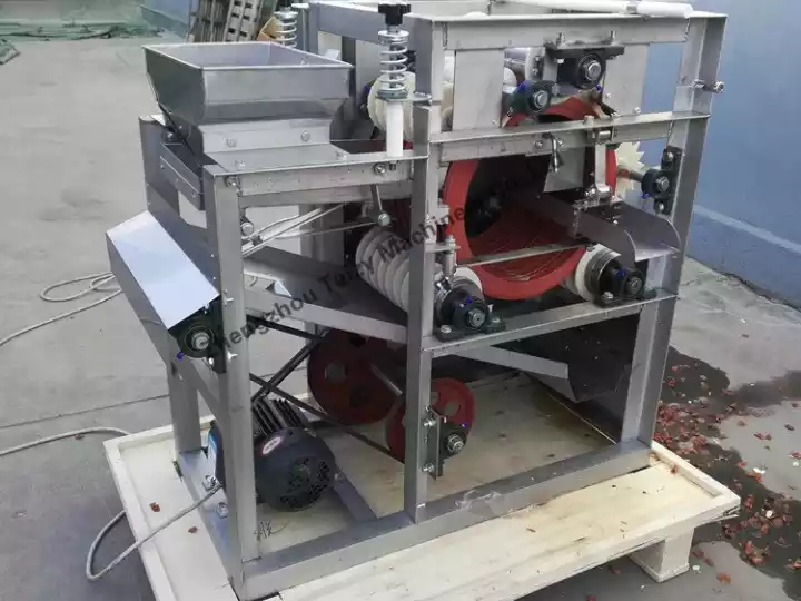 Test before delivery of peanut peeling machine
